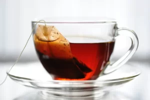 یک لیوان چای همراه کیسه چای