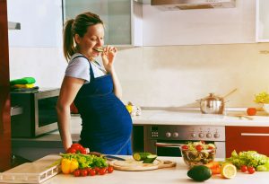 زن باردار جنین در شکم