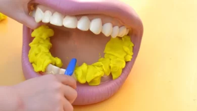 عکس تمیز کردن دندان ها مصنوعی با خمیز زرد تمرینی