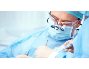 متخصص در حالی انجام عملیات دندان پزشکی