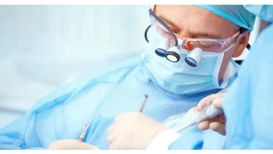 متخصص در حالی انجام عملیات دندان پزشکی