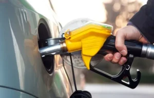 گرانی بنزین 1402 افزایش قیمت بنزین تصویب شد مدیرعامل شرکت ملی پالایش و پخش فرآورده‌های نفتی ایران با اعلام آمادگی کامل برای تامین سوخت در تعطیلات نوروز درباره گران شدن بنزین در سال ۱۴۰۲ توضیحاتی داد.